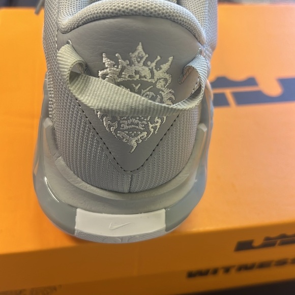 Lebron James Witness VII in grey and white - Picture 7 of 8